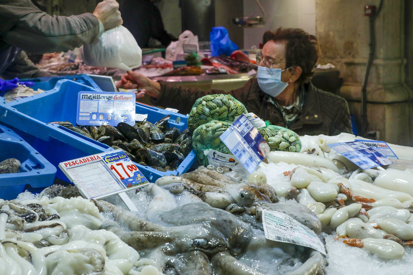 Los puestos del Mercado Central reciben se engalanan para prepararse ante la visita de los consumidores, que adelantan sus compras para las comidas y cenas de Navidad. 