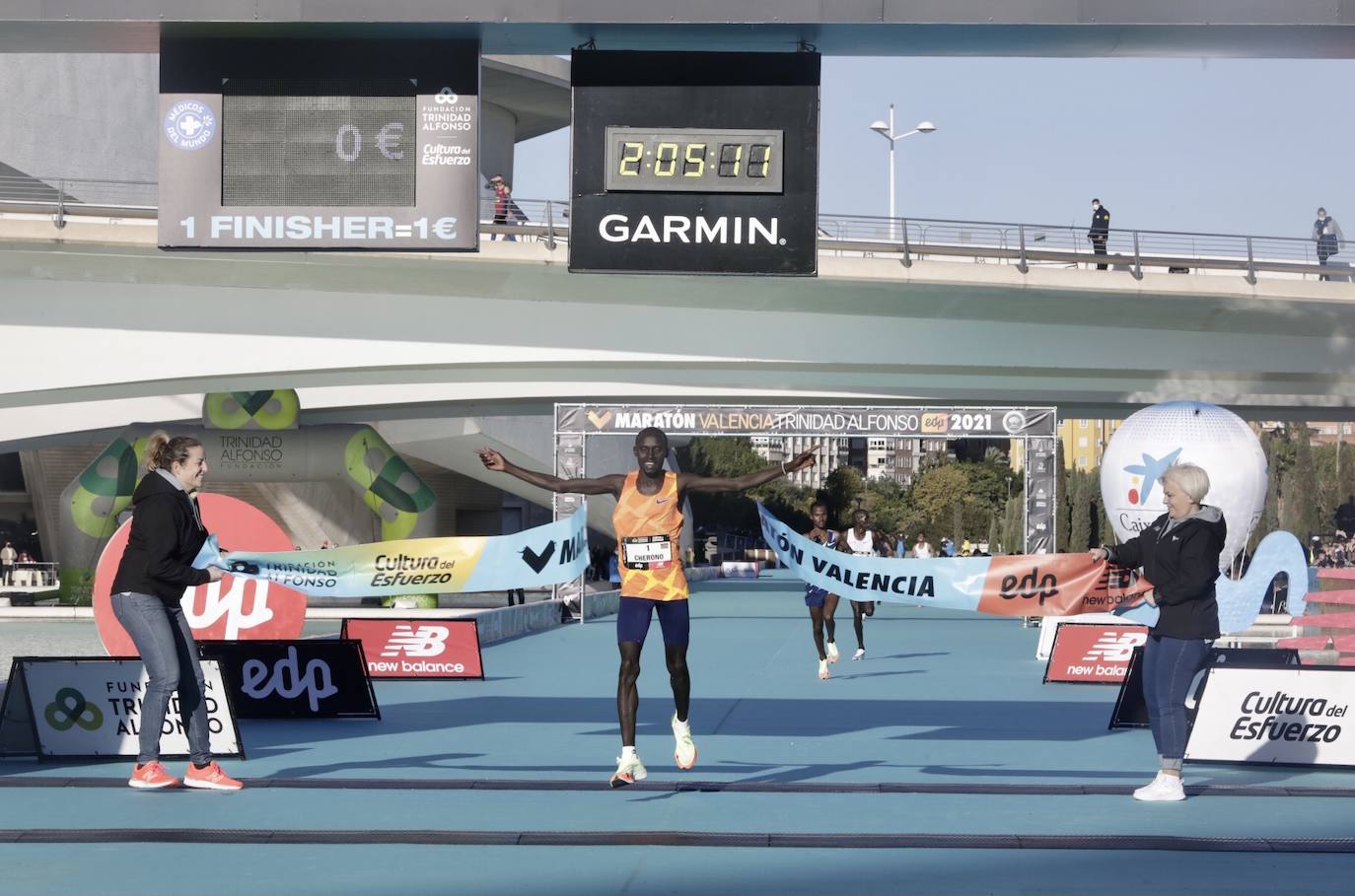 Fotos: Línea de meta del Maratón de Valencia 2021: así ha sido el final de la carrera