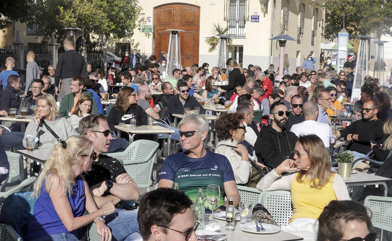 El sol y las buenas temperaturas animan a salir a las calles de Valencia, con las terrazas llenas. 