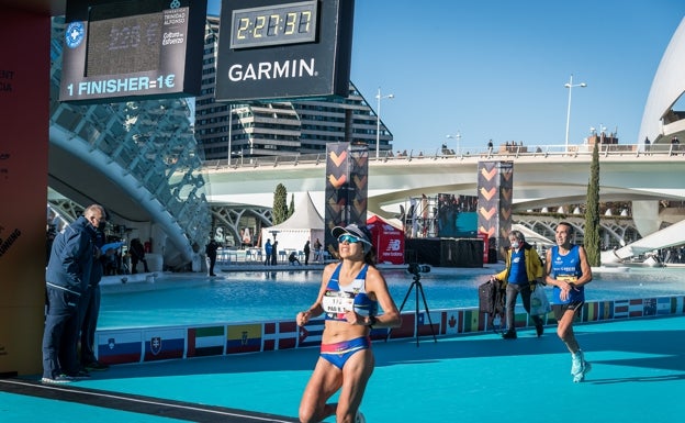 La ecuatoriana Paola Bonilla, cruzando la línea de meta en Valencia