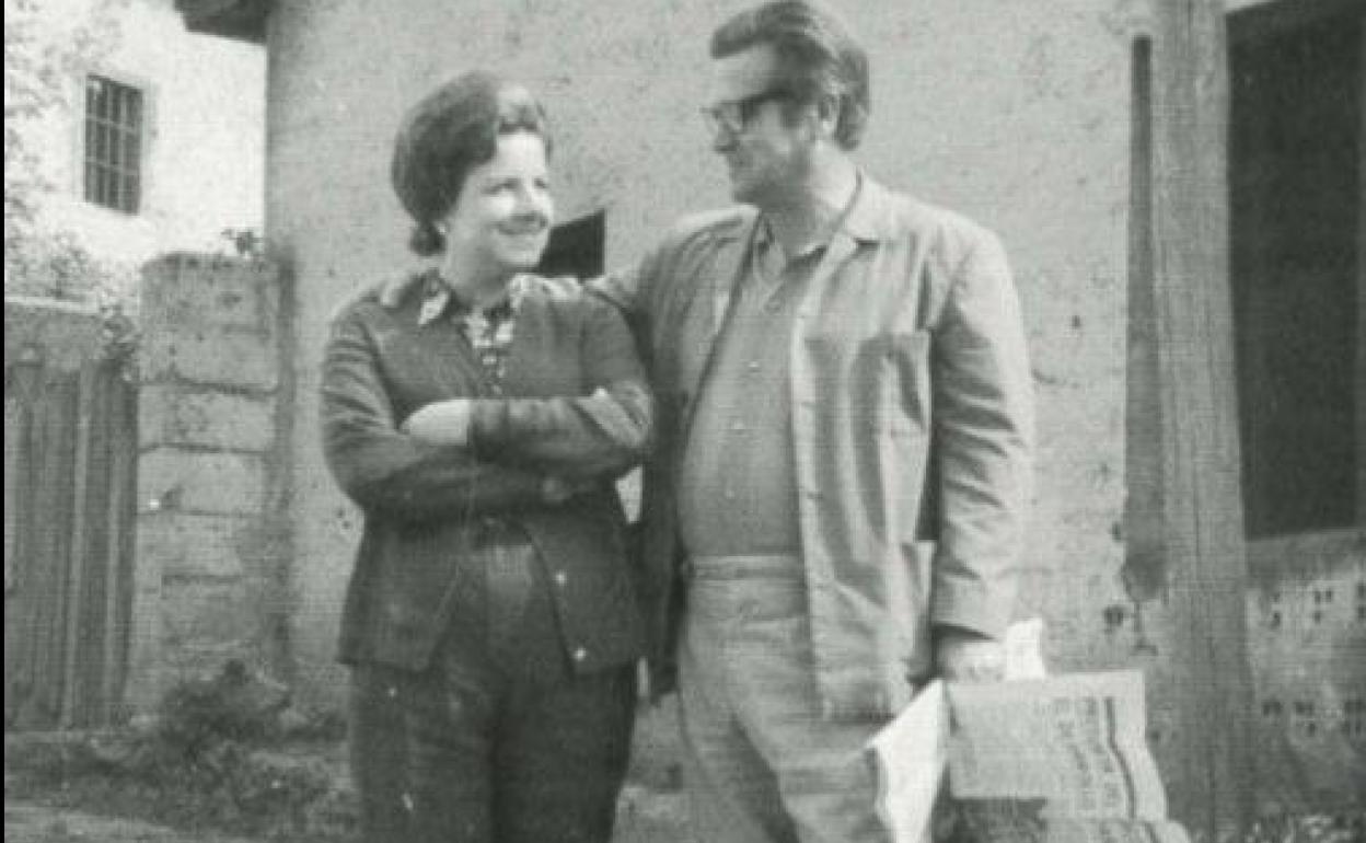 Victoria y Antonio, frente a la casa de los abuelos maternos de Rafael Juan en Malvedo (Asturias). 