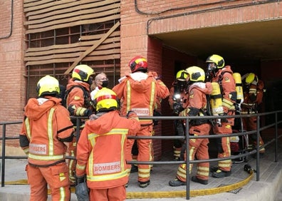 Imagen secundaria 1 - La actuación de los bomberos. 