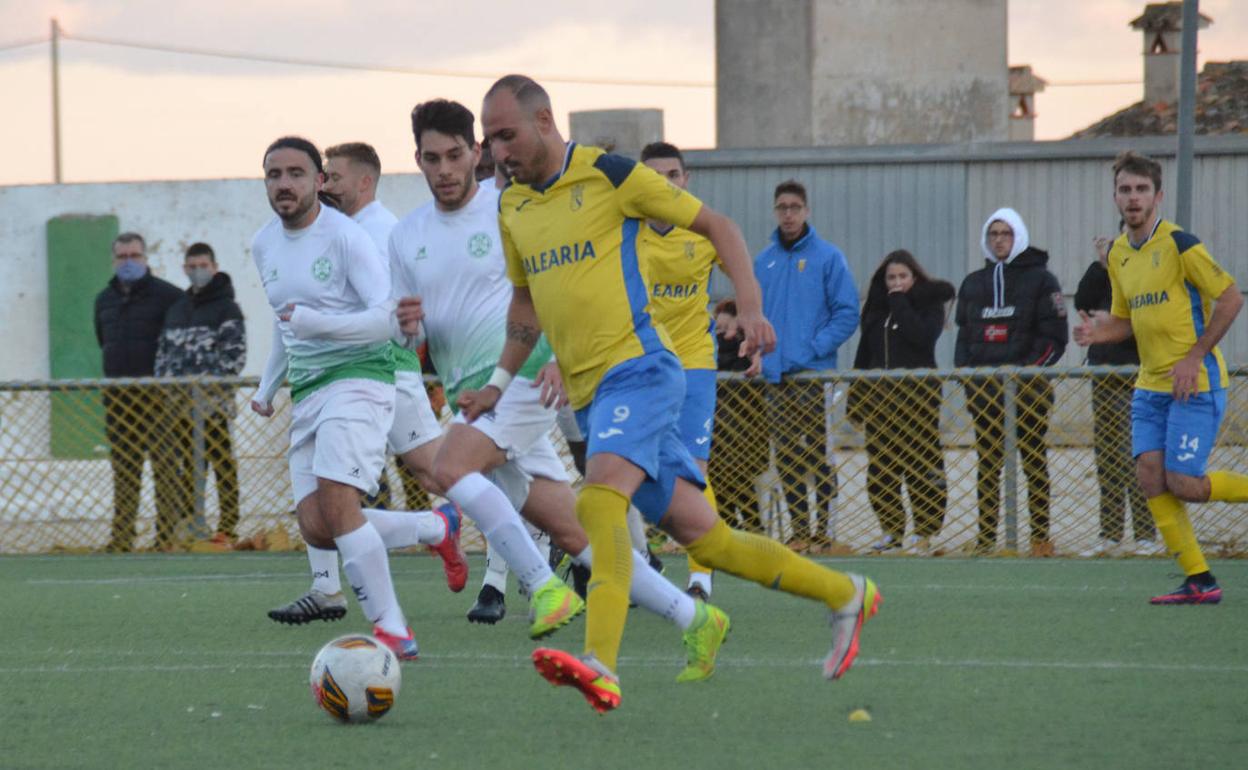 Panucci con el balón en el choque ante El Verger. 