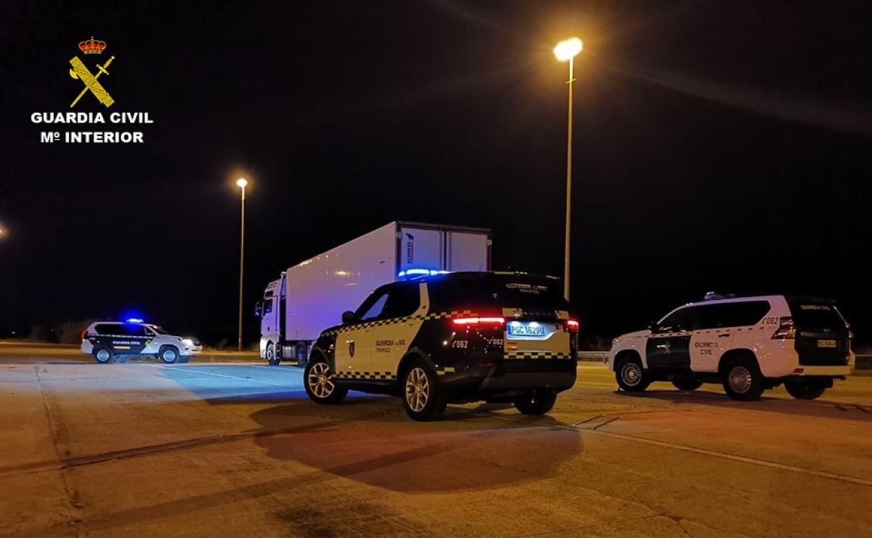 Tres coches de la Guardia Civil rodean al camión que causó el accidente en Alicante. 