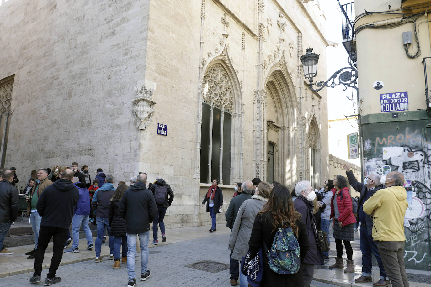 El sol y las buenas temperaturas animan a salir a la calle tanto en el centro de la ciudad como en el paseo marítimo. La hostelería valenciana comienza a pedir el pasaporte Covid, las terrazas se llenan de clientes y cualquier punto de la capital es bueno para pasear.