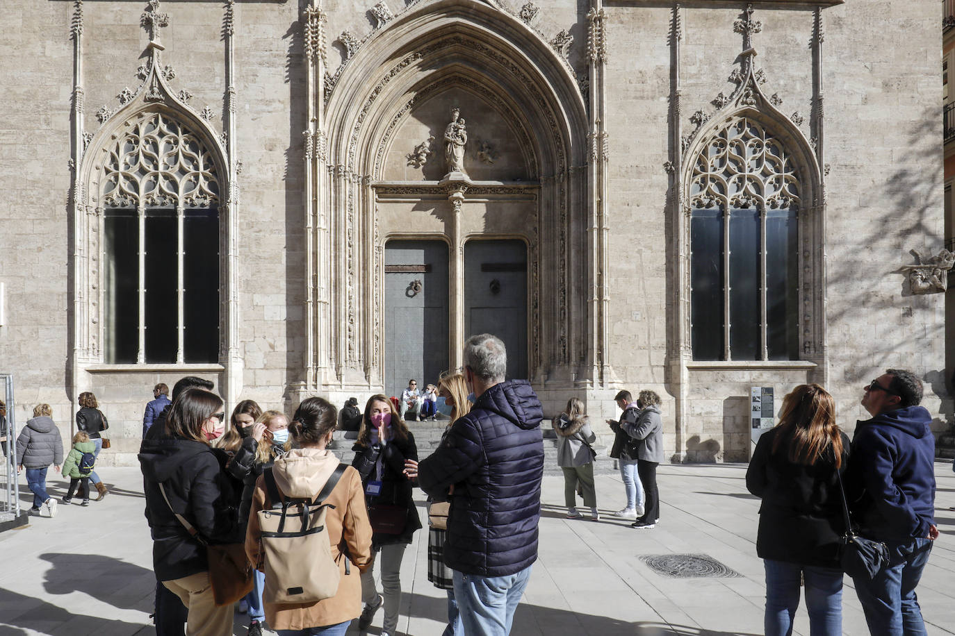 El sol y las buenas temperaturas animan a salir a la calle tanto en el centro de la ciudad como en el paseo marítimo. La hostelería valenciana comienza a pedir el pasaporte Covid, las terrazas se llenan de clientes y cualquier punto de la capital es bueno para pasear.