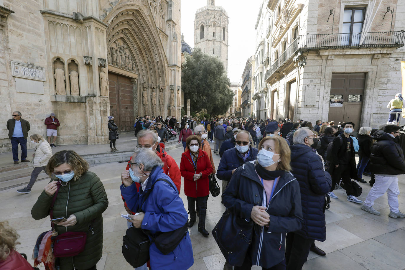 El sol y las buenas temperaturas animan a salir a la calle tanto en el centro de la ciudad como en el paseo marítimo. La hostelería valenciana comienza a pedir el pasaporte Covid, las terrazas se llenan de clientes y cualquier punto de la capital es bueno para pasear.