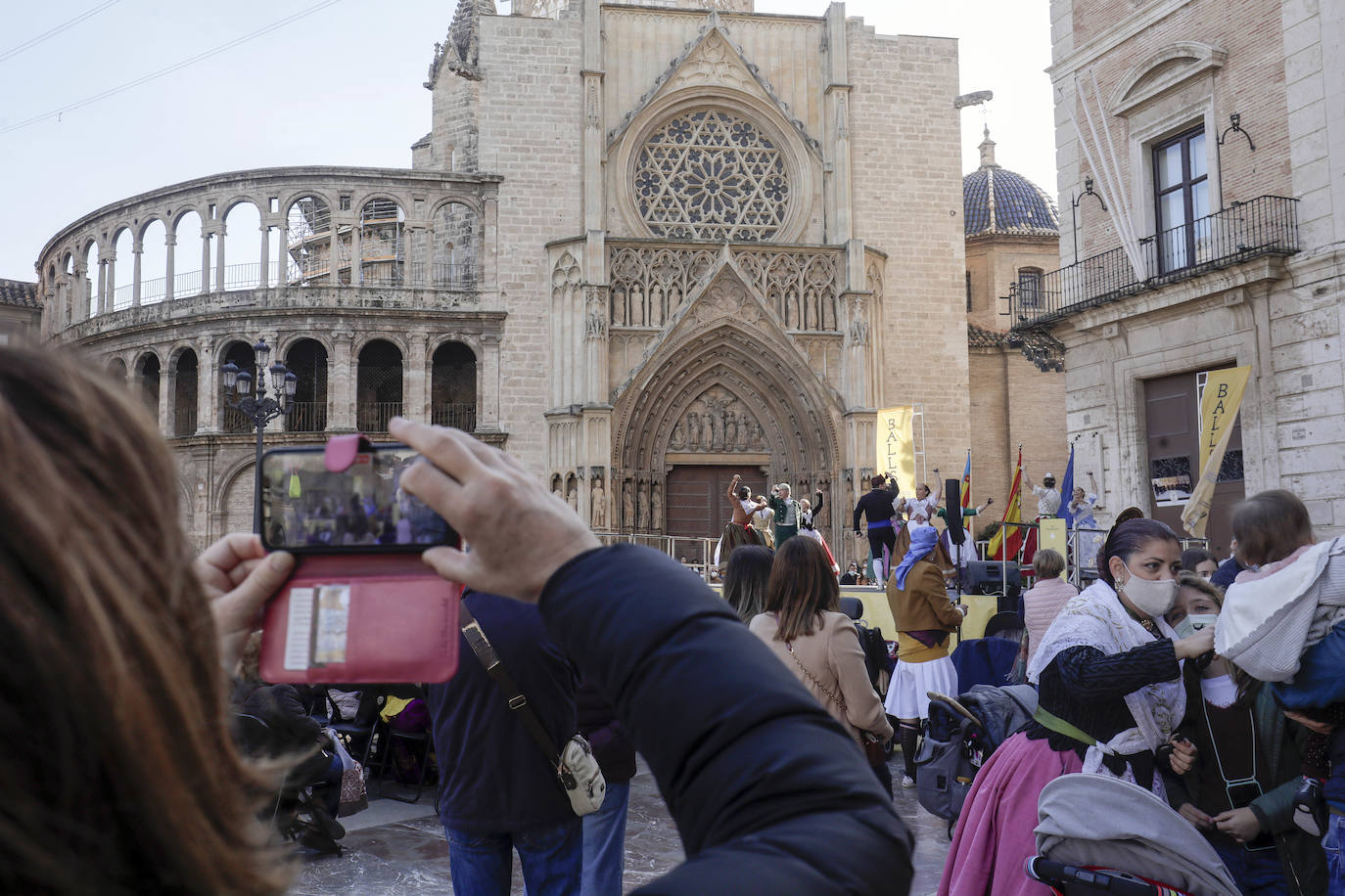 El sol y las buenas temperaturas animan a salir a la calle tanto en el centro de la ciudad como en el paseo marítimo. La hostelería valenciana comienza a pedir el pasaporte Covid, las terrazas se llenan de clientes y cualquier punto de la capital es bueno para pasear.