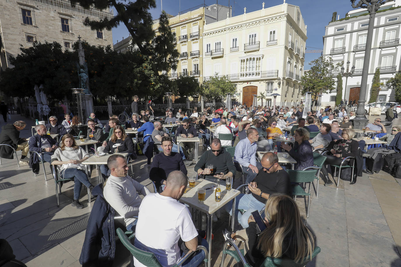 El sol y las buenas temperaturas animan a salir a la calle tanto en el centro de la ciudad como en el paseo marítimo. La hostelería valenciana comienza a pedir el pasaporte Covid, las terrazas se llenan de clientes y cualquier punto de la capital es bueno para pasear.