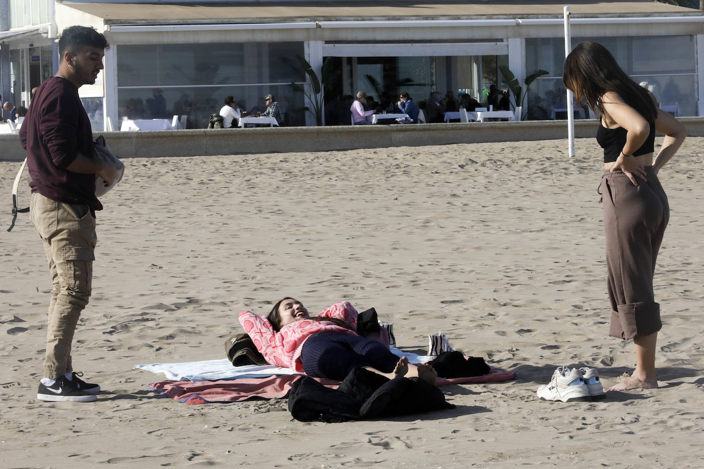 El sol y las buenas temperaturas animan a salir a la calle tanto en el centro de la ciudad como en el paseo marítimo. La hostelería valenciana comienza a pedir el pasaporte Covid, las terrazas se llenan de clientes y cualquier punto de la capital es bueno para pasear.