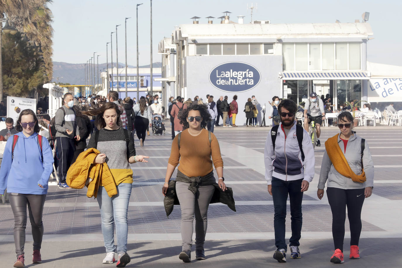 El sol y las buenas temperaturas animan a salir a la calle tanto en el centro de la ciudad como en el paseo marítimo. La hostelería valenciana comienza a pedir el pasaporte Covid, las terrazas se llenan de clientes y cualquier punto de la capital es bueno para pasear.