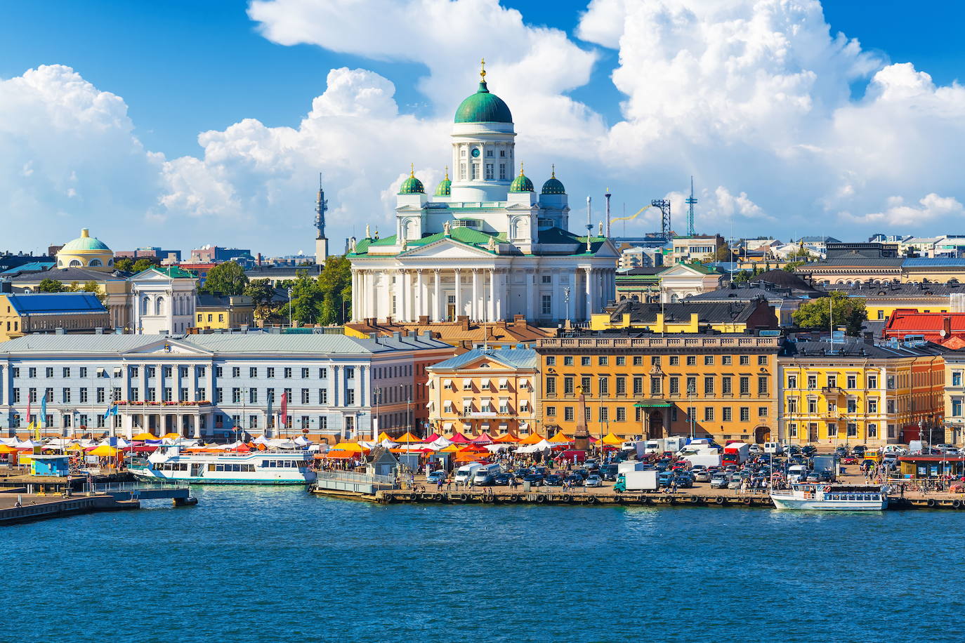 3.- Helsinki (Finlandia) | Es la capital con el aire y el agua más puros de Europa y una de las mejores para vivir según la organización European Best Destinations. Tanto en su centro como en el resto de la ciudad, las calles invitan a caminar y correr y sus espacios naturales a practicar todo tipo de deportes, también acuáticos, o a desconectar envuelto de vegetación. 