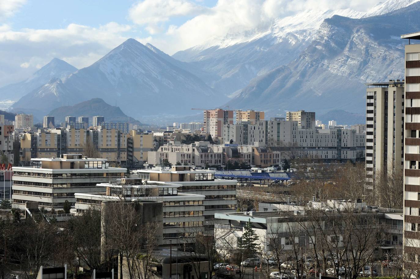 4.- Grenoble (Francia) | El turismo sostenible y de aventura está presente por todos los rincones de Grenoble, desde sus senderos y carriles bici hasta las pistas de esquí y las paredes naturales donde practicar escalada. Además, en 2022 será la Capital Verde Europea.