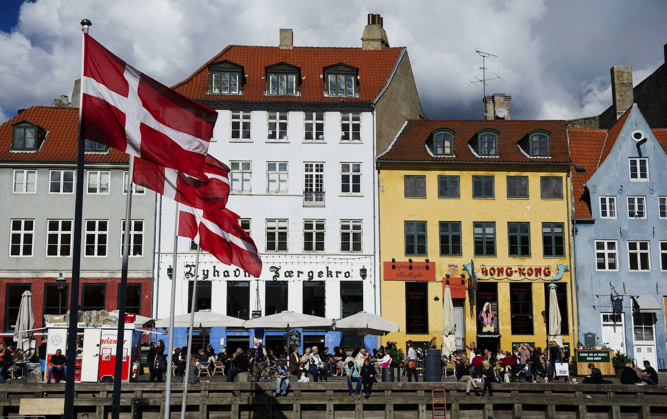 8.- Copenhague (Dinamarca) | Ocupa el segundo lugar entre los destinos con la población más feliz del mundo, solo por detrás de Berna. De él destacan su jardín botánico y el parque de los Ciervos, situado en Dyrehaven.