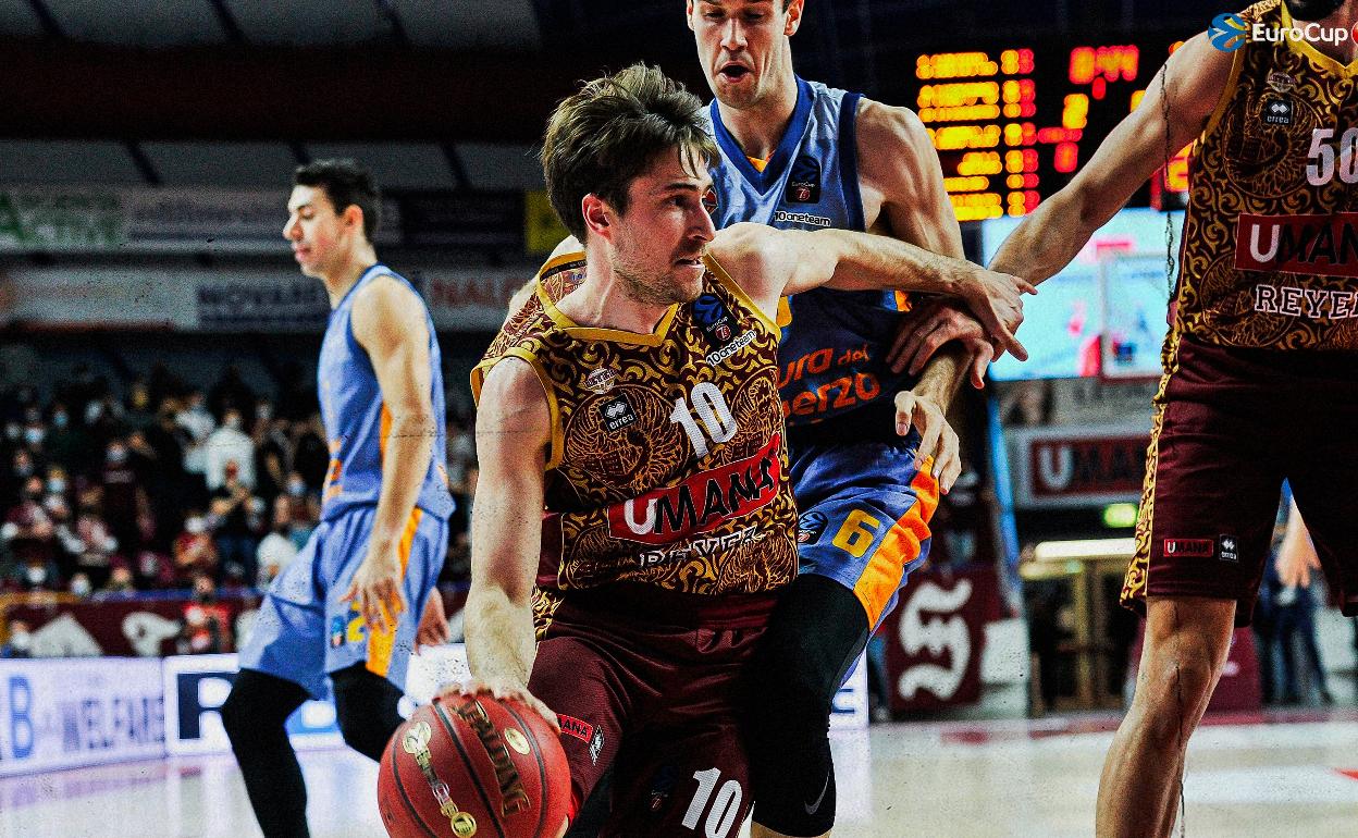 Xabi López-Arostegui, en una acción defensiva ante el Reyer Venezia