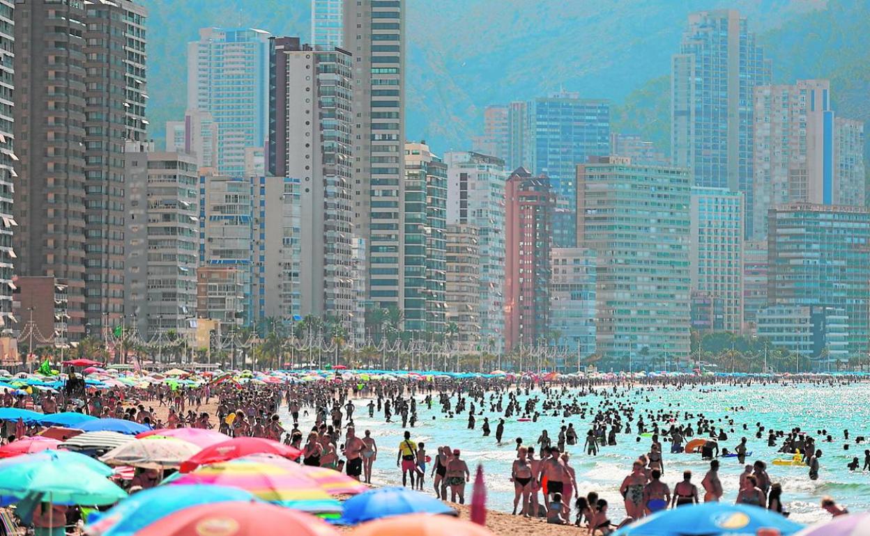 Arranque de la campaña de turismo de verano en Benidorm. 