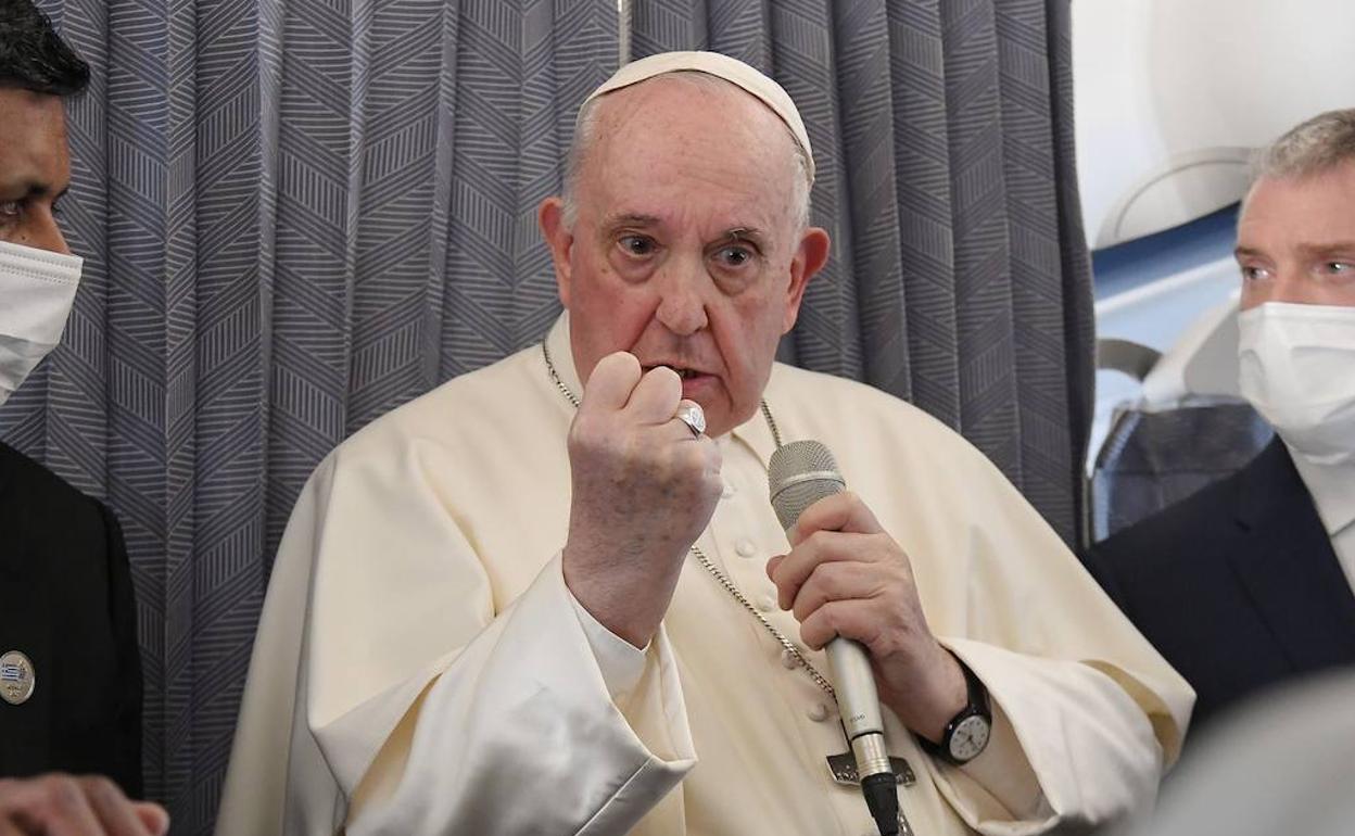 El papa Francisco, el pasado lunes a su vuelta de Grecia, durante la rueda de prensa en el avión.