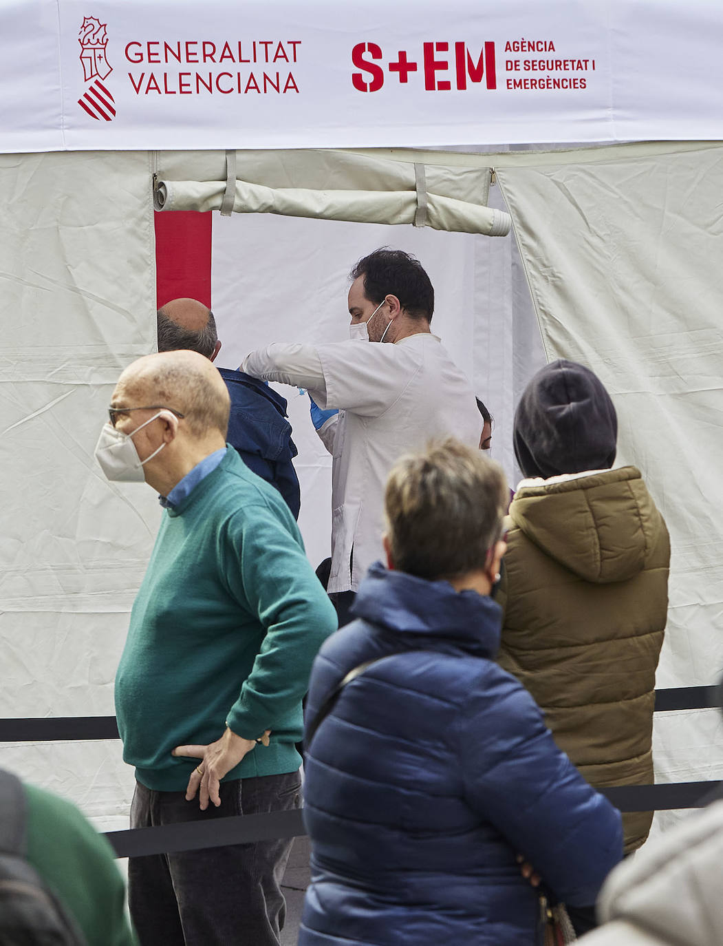 Colas en el punto de vacunación situado en la plaza de Manises. 