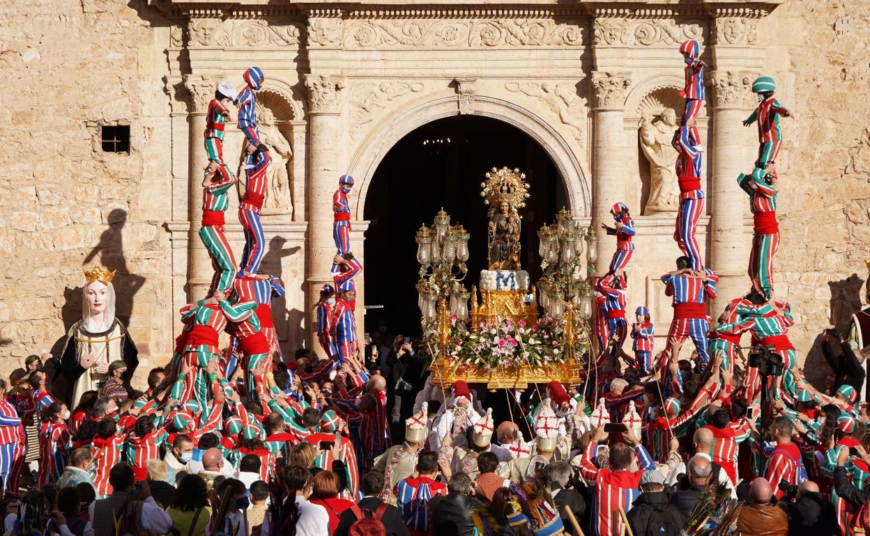 Los bailes y muixerangas de Algemesí rodean la imagen de la patrona.