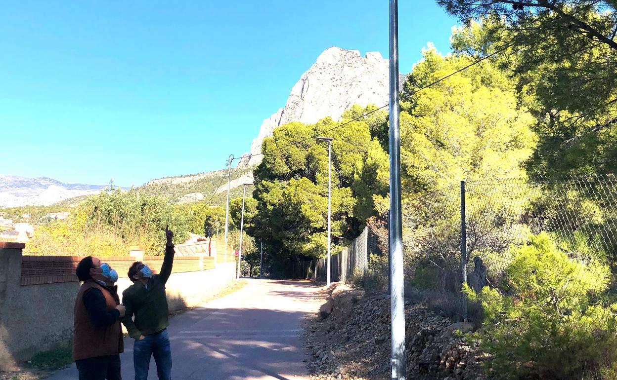 El alcalde de Finestrat revisa las nuevas farolas junto a técnicos municipales