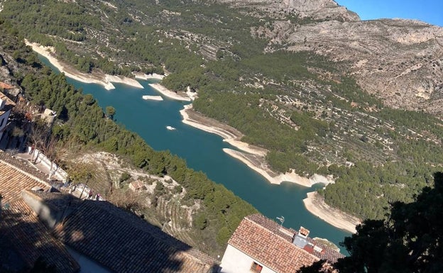 Imágenes del embalse rodeado de una frondosa vegetación. 