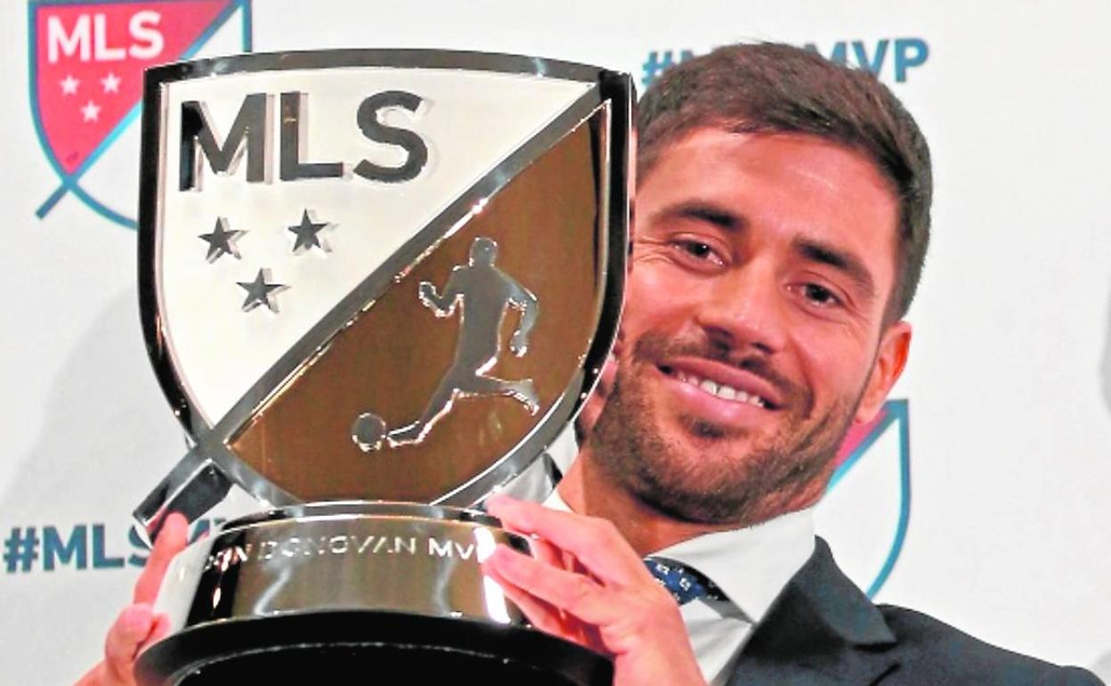 Carles Gil, feliz con el trofeo que le acredita como mejor futbolista de la MLS. 