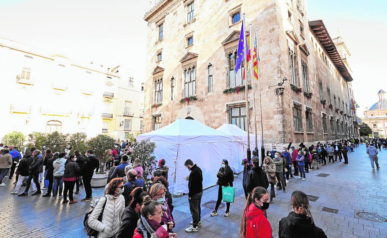 Una larga cola rodeaba, este martes, el punto de vacunación del Palau de la Generalitat. 