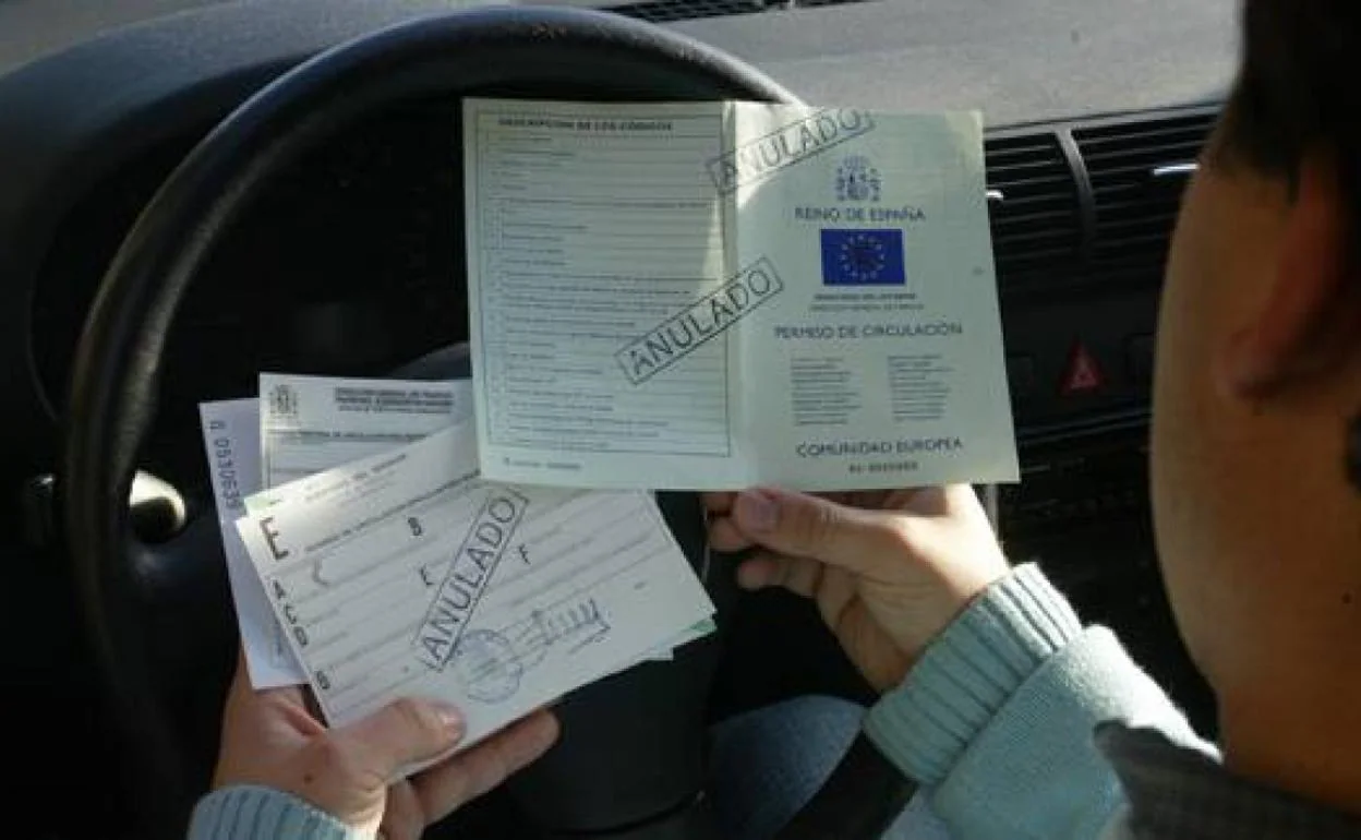 DGT: papeles del coche ¿Qué documentos es obligatorio llevar siempre el coche? | Las Provincias