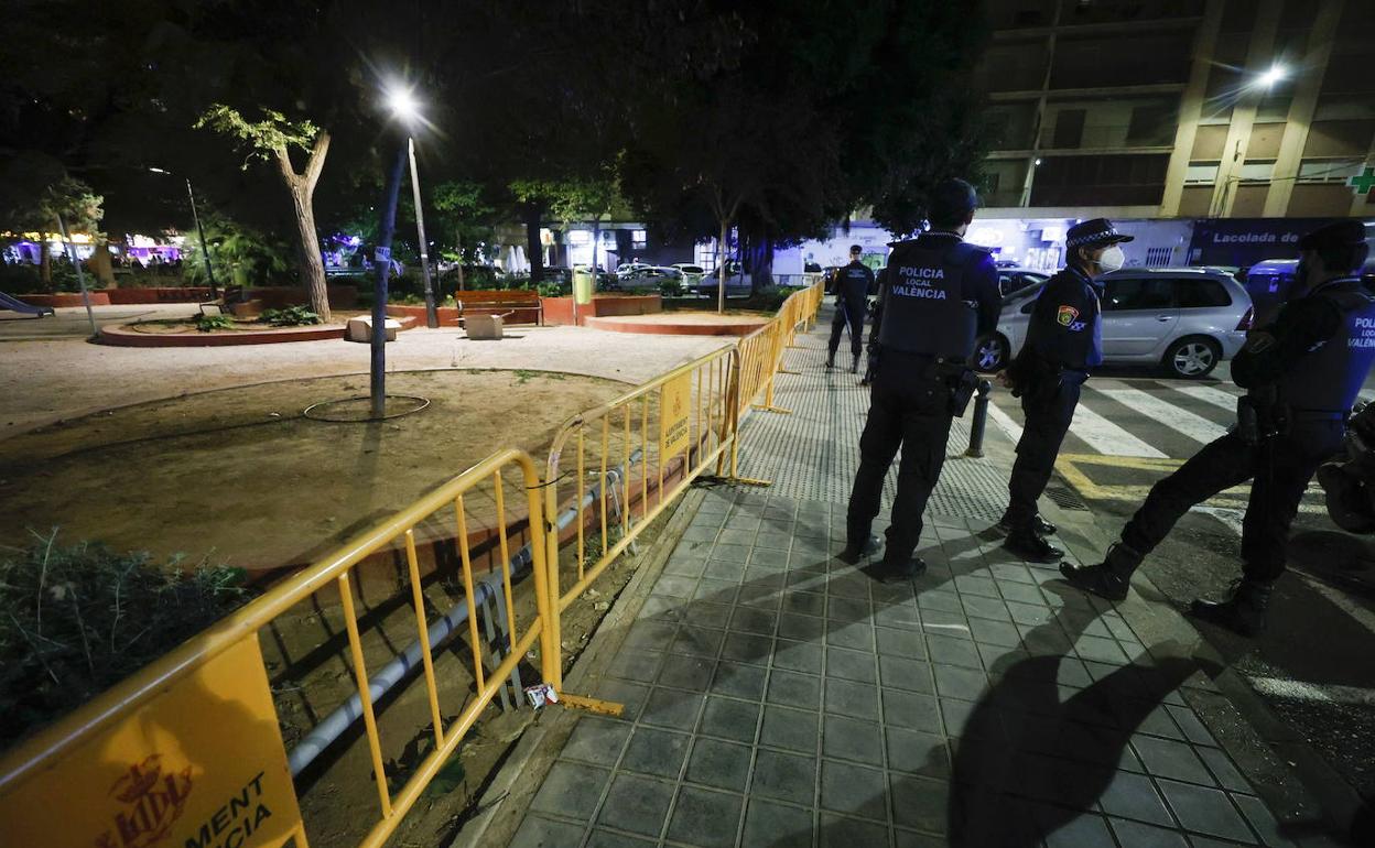 Agentes de la Policía Local de Valencia desplegados durante un operativo nocturno. 