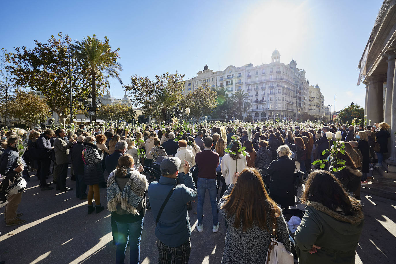 La ciudad se ha reunido este jueves en una concentración en la Plaza del Ayuntamiento para condenar el asesinato de Cristina B, presuntamente a manos de su pareja, cuyo cuerpo sin vida fue descubierto el pasado sábado.