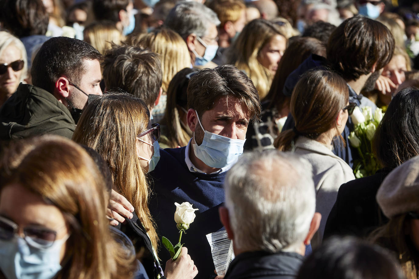 La ciudad se ha reunido este jueves en una concentración en la Plaza del Ayuntamiento para condenar el asesinato de Cristina B, presuntamente a manos de su pareja, cuyo cuerpo sin vida fue descubierto el pasado sábado.