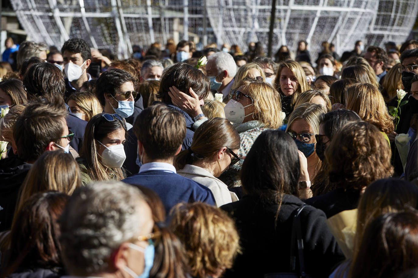 La ciudad se ha reunido este jueves en una concentración en la Plaza del Ayuntamiento para condenar el asesinato de Cristina B, presuntamente a manos de su pareja, cuyo cuerpo sin vida fue descubierto el pasado sábado.