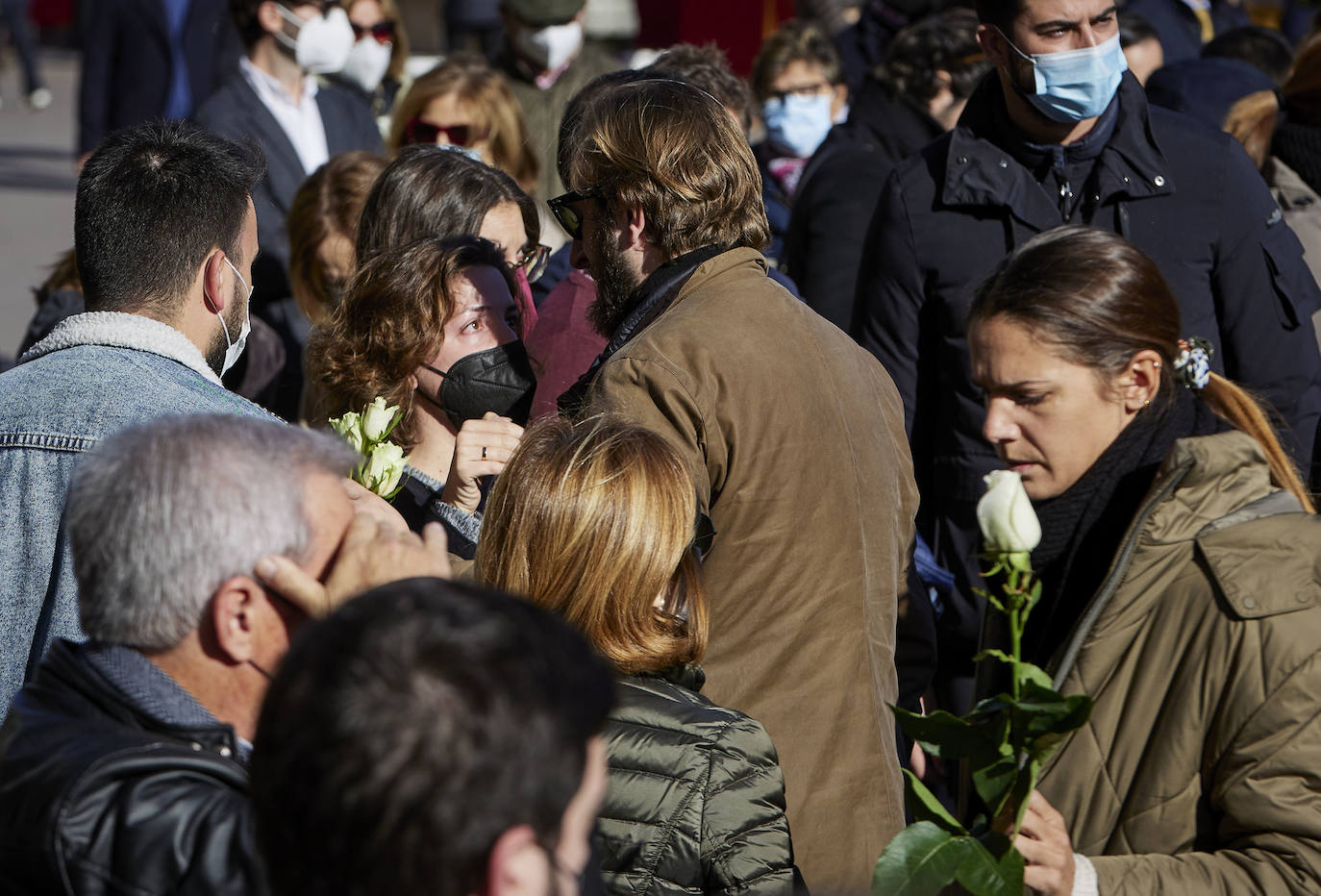 La ciudad se ha reunido este jueves en una concentración en la Plaza del Ayuntamiento para condenar el asesinato de Cristina B, presuntamente a manos de su pareja, cuyo cuerpo sin vida fue descubierto el pasado sábado.