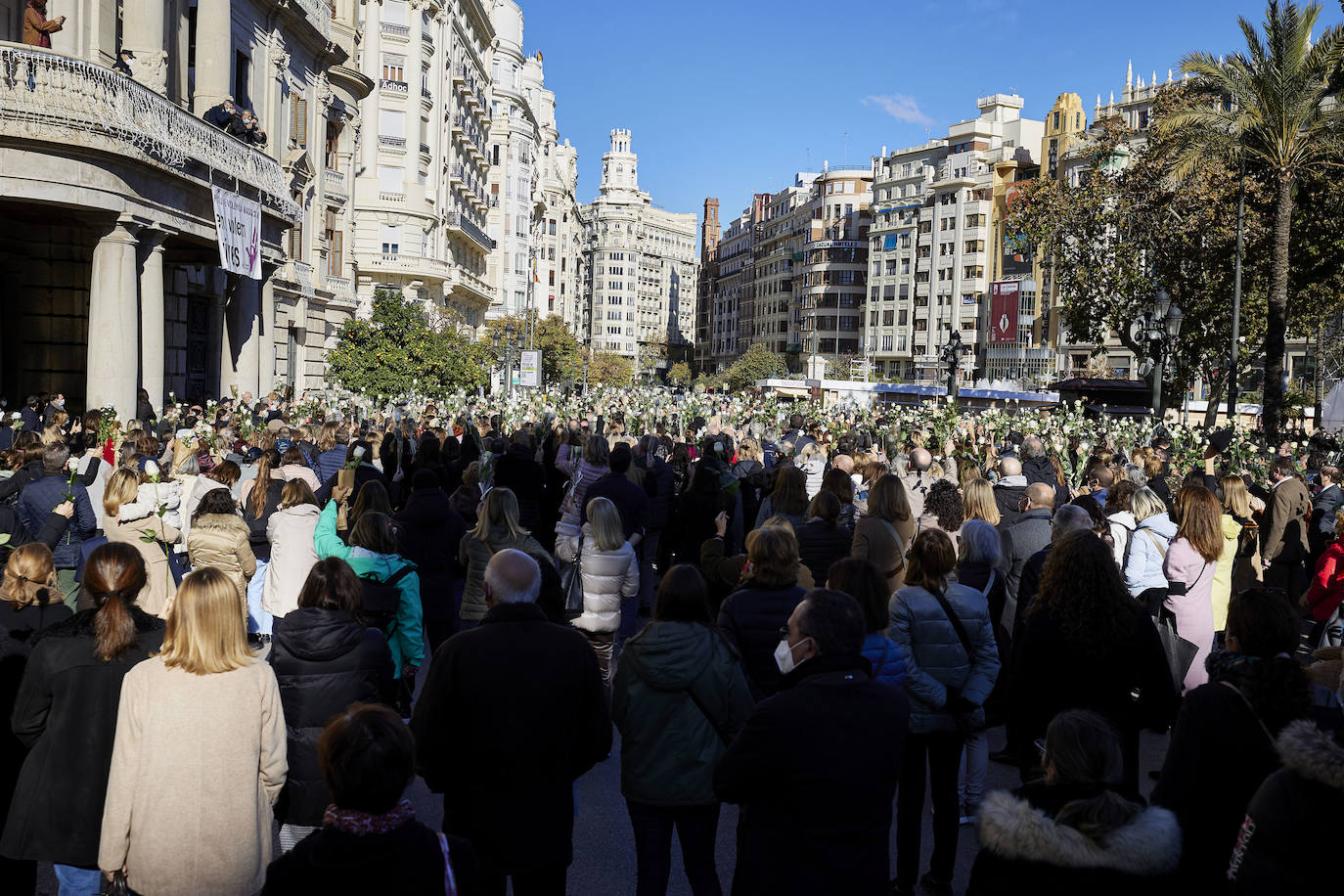 La ciudad se ha reunido este jueves en una concentración en la Plaza del Ayuntamiento para condenar el asesinato de Cristina B, presuntamente a manos de su pareja, cuyo cuerpo sin vida fue descubierto el pasado sábado.