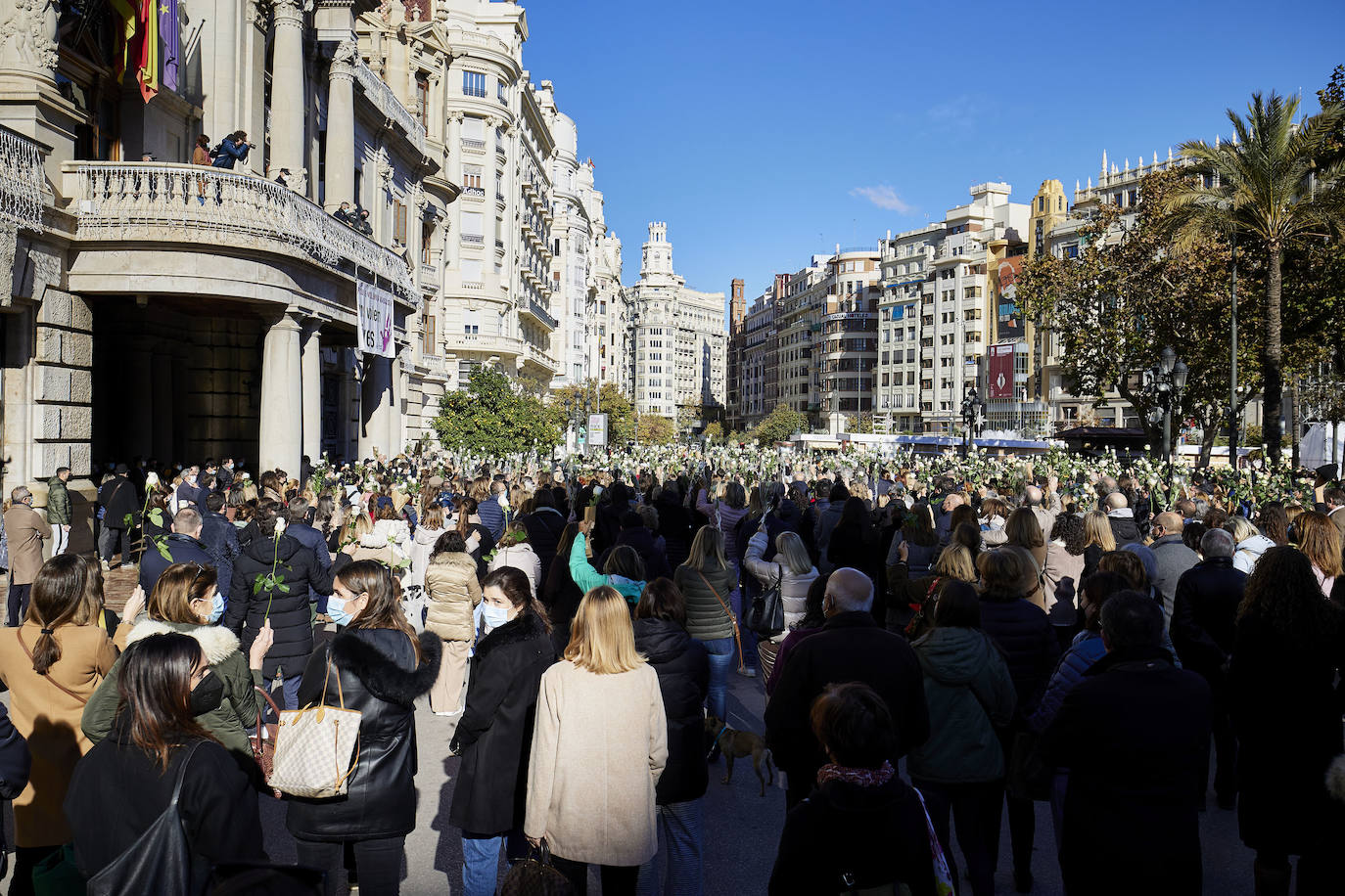 La ciudad se ha reunido este jueves en una concentración en la Plaza del Ayuntamiento para condenar el asesinato de Cristina B, presuntamente a manos de su pareja, cuyo cuerpo sin vida fue descubierto el pasado sábado.