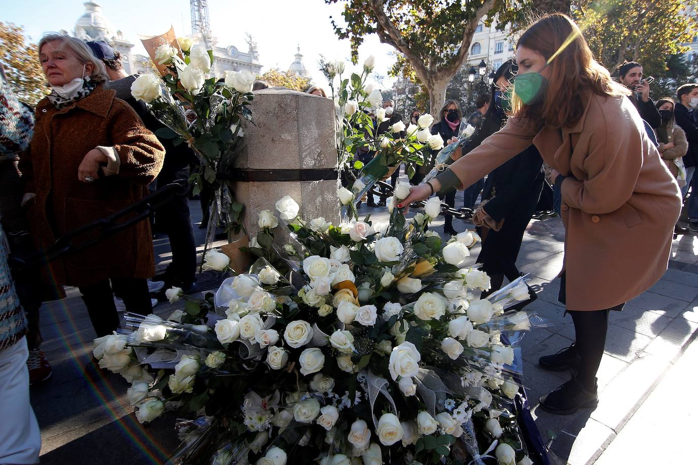 La ciudad se ha reunido este jueves en una concentración en la Plaza del Ayuntamiento para condenar el asesinato de Cristina B, presuntamente a manos de su pareja, cuyo cuerpo sin vida fue descubierto el pasado sábado.