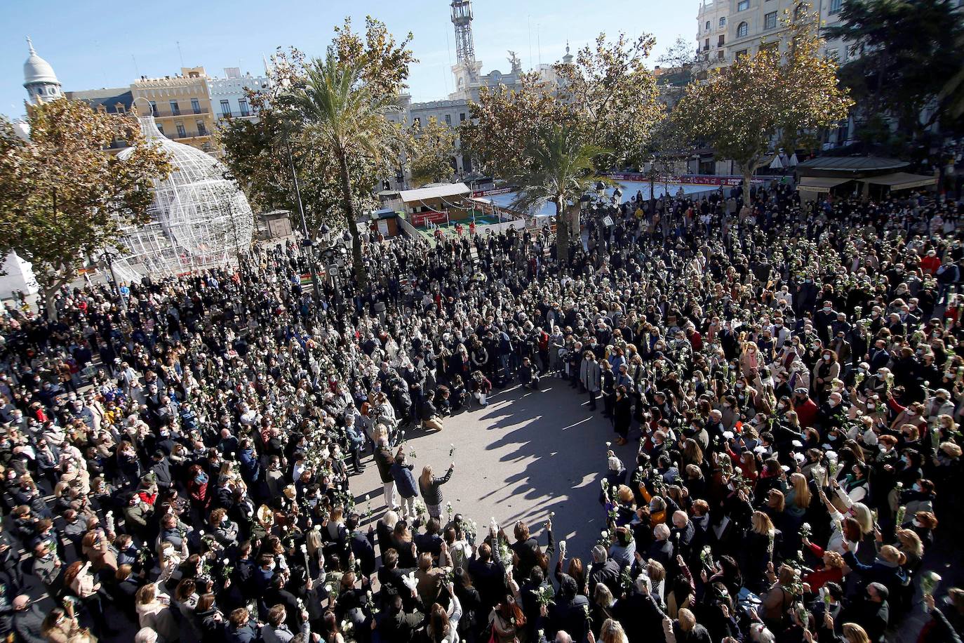 La ciudad se ha reunido este jueves en una concentración en la Plaza del Ayuntamiento para condenar el asesinato de Cristina B, presuntamente a manos de su pareja, cuyo cuerpo sin vida fue descubierto el pasado sábado.