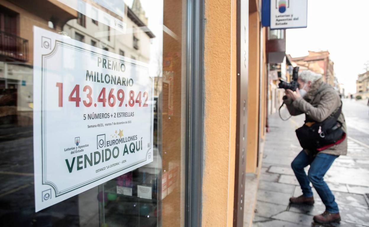 Vista de los exteriores de una administración de loterías de León, que ha dejado un premio multimillonario a un jugador de Euromillones.