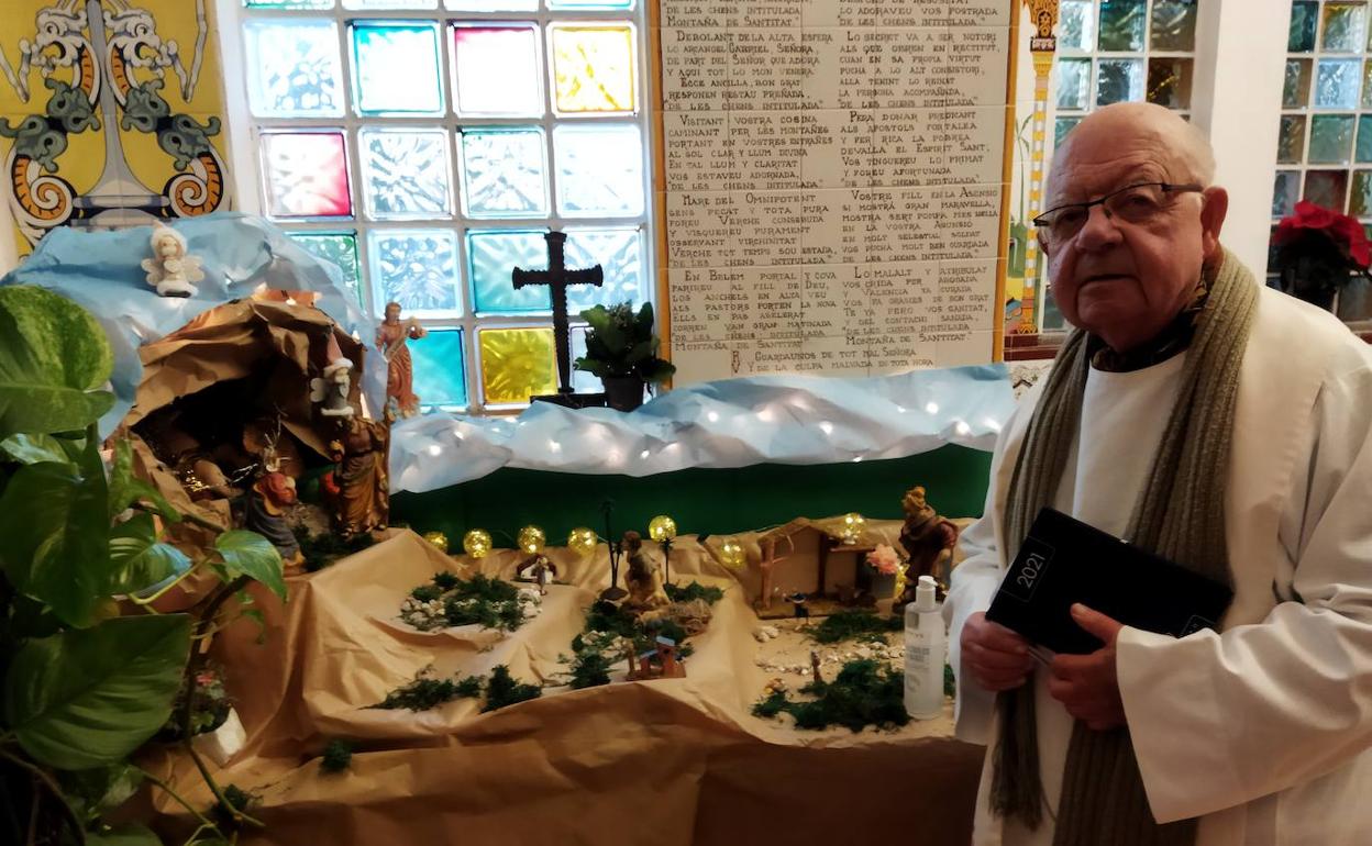 El padre Enrique Oltra ante el Belén de la ermita de Pare Pere de donde han robado los Reyes Magos. 