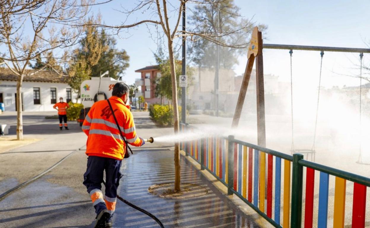 Un operario municipal desinfecta un parque infantil de l'Alfàs del Pi