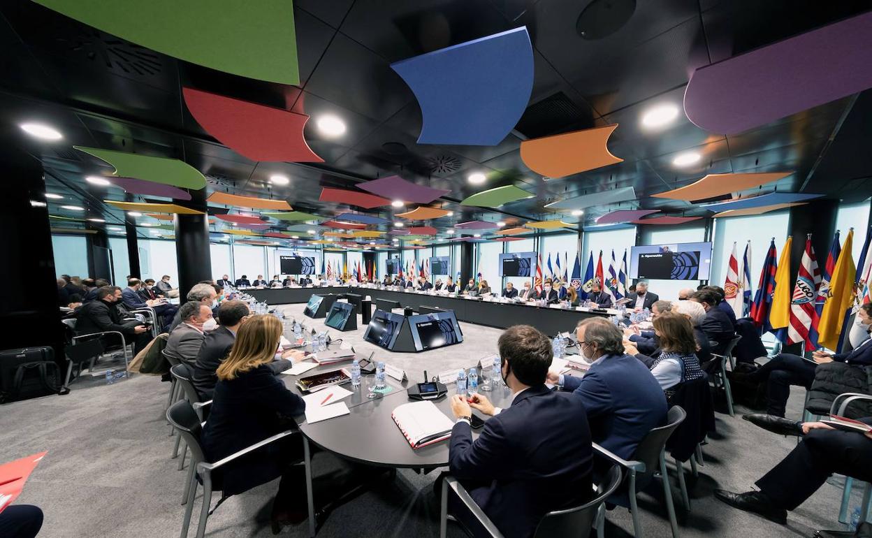 Un momento de la reunión en la sede de LaLiga.