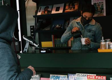 Imagen secundaria 1 - Además de las cabeceras tradicionales, los clientes pueden encontrar revistas especializadas.