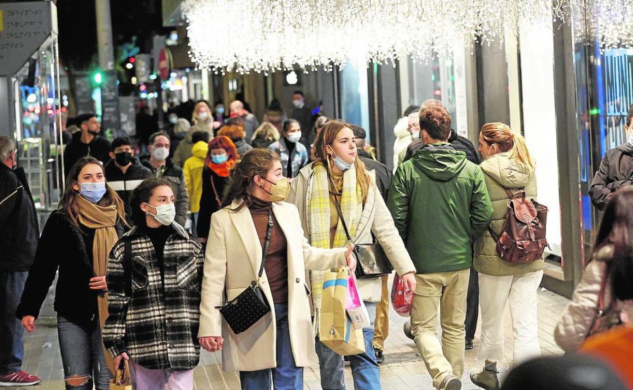 Compras de Navidad en los comercios del centro. 