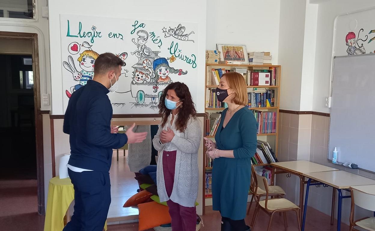 La diputada de Movilidad Sostenible y la alcaldesa de Montesa visitan el colegio donde se instalaron placas solares. 