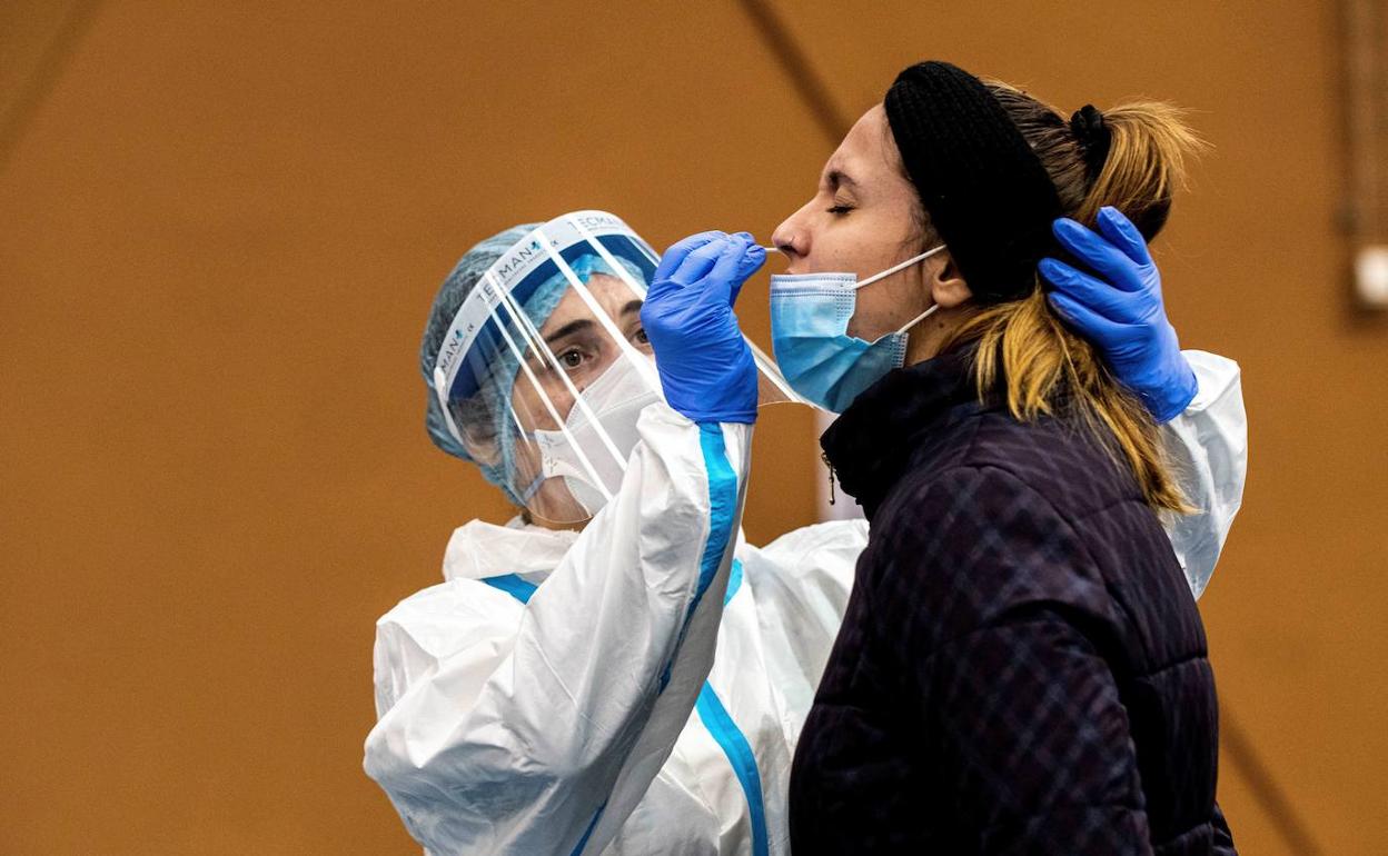 Una mujer se realiza una prueba PCR.