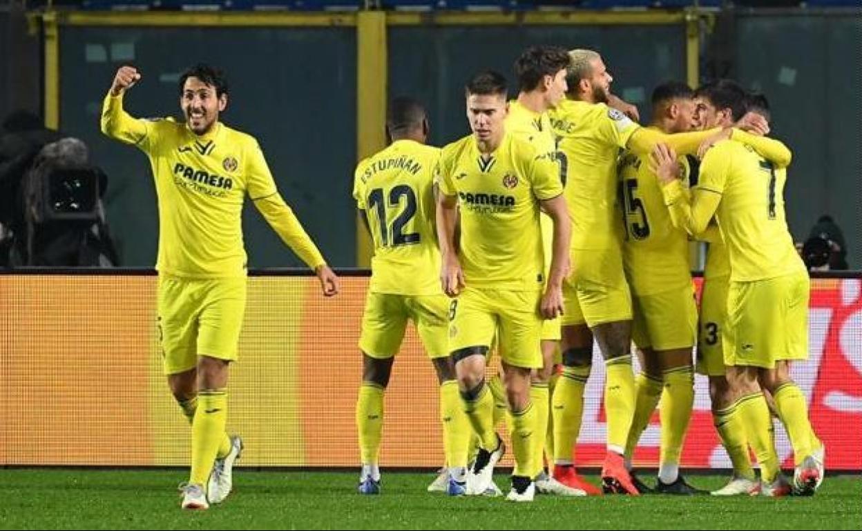 Los futbolistas del Villarreal celebran uno de sus goles en Bérgamo. 