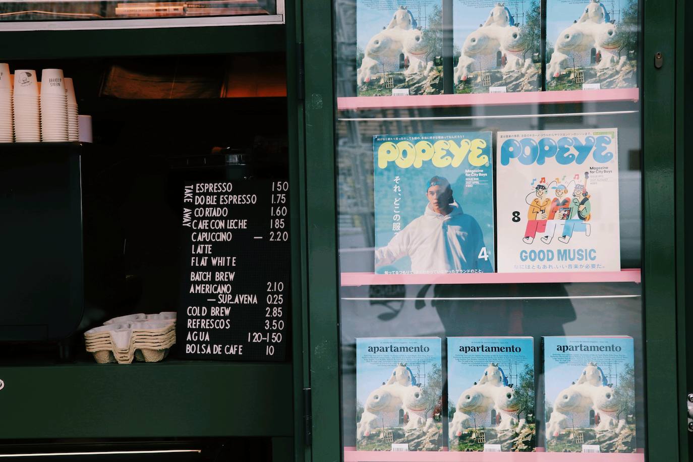 En la plaza Doctor Collado de Valencia se encuentra el que, hasta la fecha, es el único de los nuevos quioscos que comienzan a verse en España. Se trata de establecimientos que ya se abren paso en Barcelona y Madrid y que combinan la venta de prensa con el café de especialidad. Los lectores pueden encontrar periódicos y revistas especializadas mientran disfrutas de un café para llevar, un modo de compra que cada vez gana más adeptos en la ciudad. 