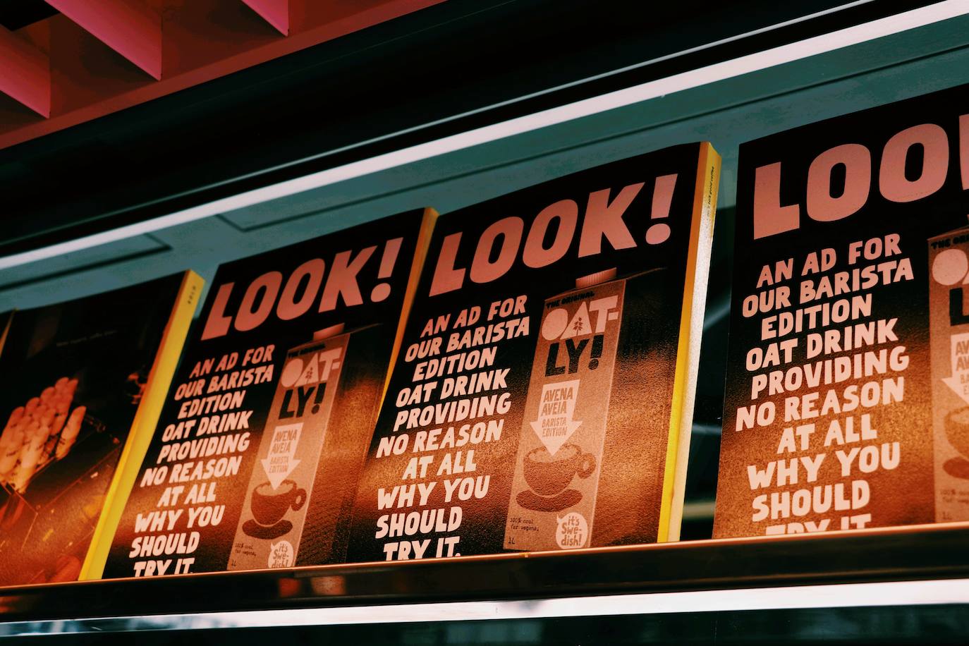 En la plaza Doctor Collado de Valencia se encuentra el que, hasta la fecha, es el único de los nuevos quioscos que comienzan a verse en España. Se trata de establecimientos que ya se abren paso en Barcelona y Madrid y que combinan la venta de prensa con el café de especialidad. Los lectores pueden encontrar periódicos y revistas especializadas mientran disfrutas de un café para llevar, un modo de compra que cada vez gana más adeptos en la ciudad. 