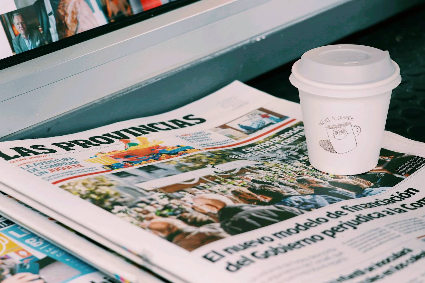 En la plaza Doctor Collado de Valencia se encuentra el que, hasta la fecha, es el único de los nuevos quioscos que comienzan a verse en España. Se trata de establecimientos que ya se abren paso en Barcelona y Madrid y que combinan la venta de prensa con el café de especialidad. Los lectores pueden encontrar periódicos y revistas especializadas mientran disfrutas de un café para llevar, un modo de compra que cada vez gana más adeptos en la ciudad. 