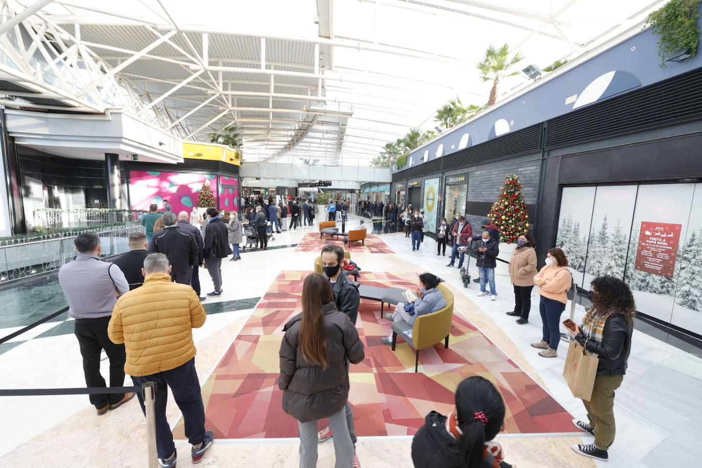 Colas de vacunación sin cita previa en el Centro Comercial Arena, en Valencia. 